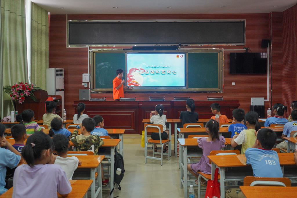 【学习强国】桂林理工大学南宁分校：青年志愿者开展“七彩假期活动”