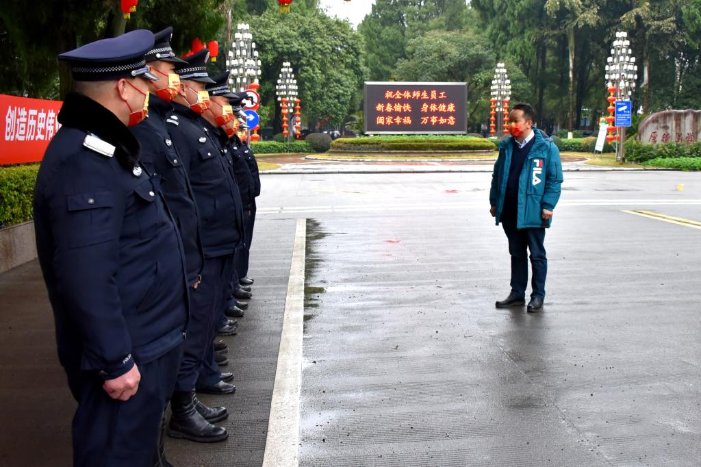 学校总会计师曾繁荣走访慰问春节期间坚守岗位的教职工